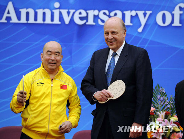 这是中美乒乓外交见证人,中国乒乓球前世界冠军梁戈亮(左)600_453