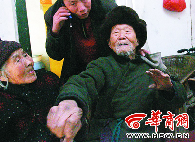 91岁抗日老英雄与战友家人视频对话落泪(图)