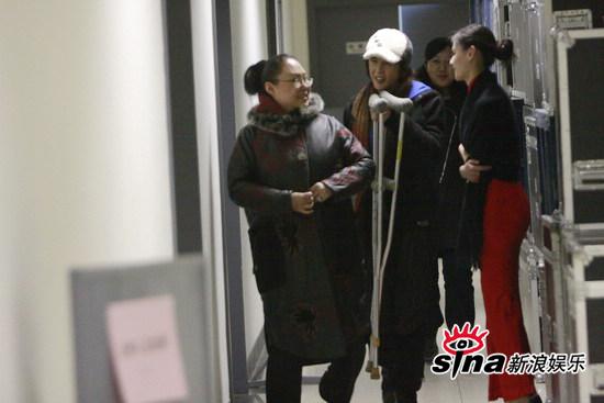 组图:斯琴高娃带病上台颁奖双拐不离身靠搀扶