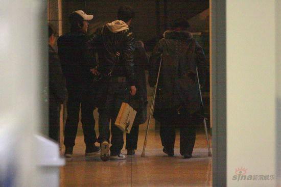 组图:斯琴高娃带病上台颁奖双拐不离身靠搀扶