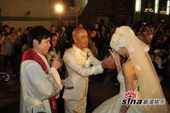 张卫健张茜马尼拉大婚十年恋爱终成正果(组图)