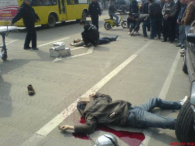 飞车贼抢包后慌忙逃跑 失控撞车当场死亡(图)-