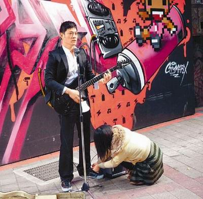 黄维德不回避尖锐问题与庾澄庆隔空开战(图)