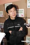 成龙为长者送羽绒服自曝有望再战好莱坞(组图)