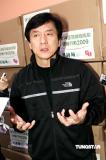 成龙为长者送羽绒服自曝有望再战好莱坞(组图)