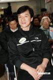 成龙为长者送羽绒服自曝有望再战好莱坞(组图)