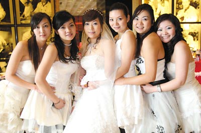 美女出嫁让5个好友全部当伴娘(图)