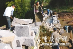 200余名留守老人背石块修出10公里公路(图)