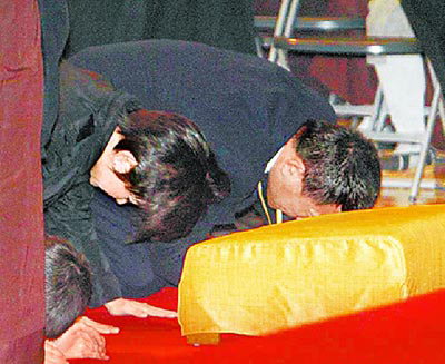 林青霞哭红眼奔法鼓山失魂跪別圣严法师(组图)