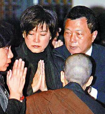 林青霞哭红眼奔法鼓山失魂跪別圣严法师(组图)