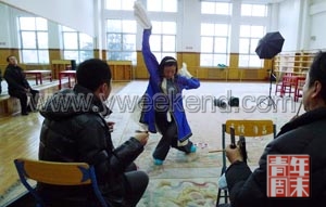 当所有人都离去后,张火丁仍在跟琴师琢磨细节 当所有人都离去后,张火丁仍在跟琴师琢磨细节