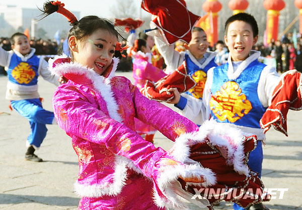 2月9日，选手在长春市文化广场参加元宵节秧歌大赛。