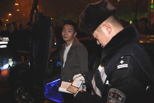 交警夜查交通违法 9人醉酒无证准驾不符被行拘