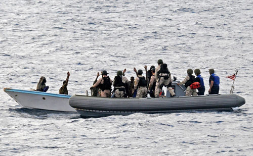 美国海军在亚丁湾抓获一批海盗(组图)