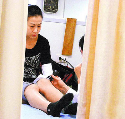 刘若英孤单赴医院康复治疗 投资失利急赚钱