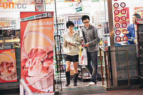 罗嘉良苏岩外出晒婚戒 戴情侣眼镜恩爱购物(图)