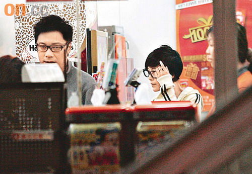 罗嘉良苏岩外出晒婚戒 戴情侣眼镜恩爱购物(图)