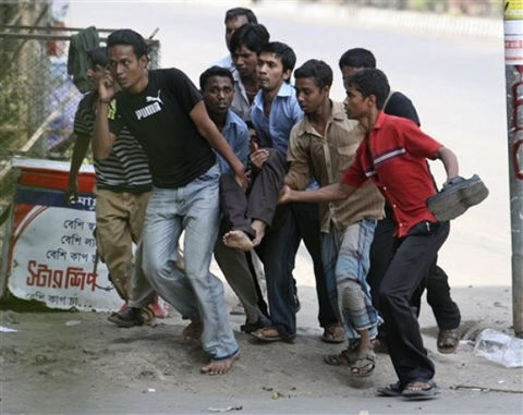 孟加拉军人暴动求涨薪 枪战致5人死亡(组图)-孟
