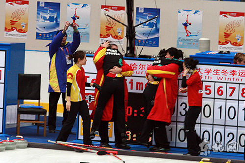 中国冰壶男女队同站领奖台 同创历史记录