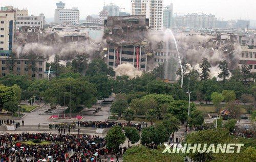 广西柳州爆破拆除市中心一座大楼(图)