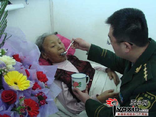 76岁老人28年给部队送三万双鞋垫(组图)