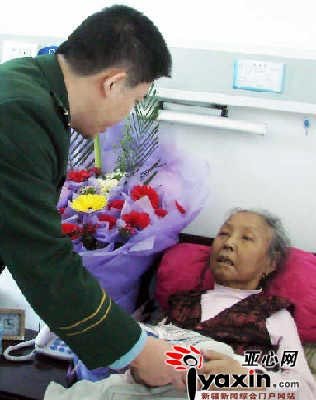 76岁老人28年给部队送三万双鞋垫(组图)