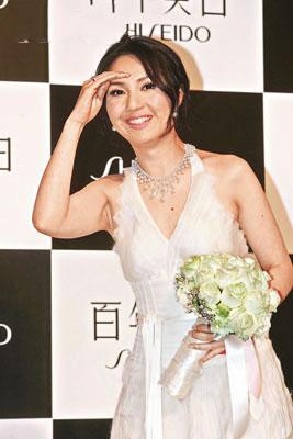 杨千嬅无名指戴钻戒示威向丁子高暗示恨嫁(图)