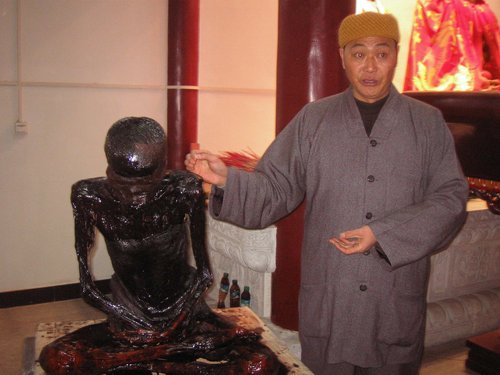 退休老教师死后坐化3年肉身不腐(图)