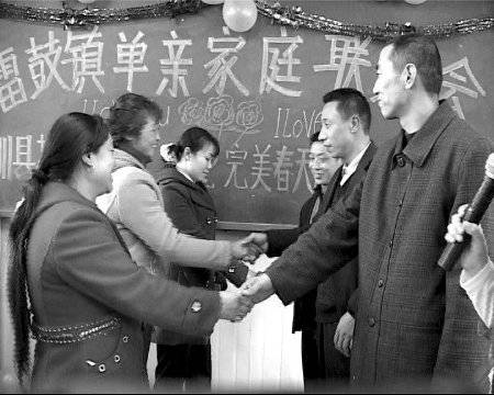 北川擂鼓百名丧偶男女参加抛绣球速配(图)