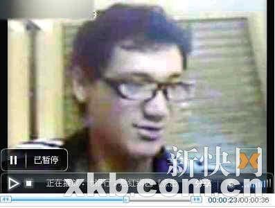 年轻男子取款机前用砖头砸取钱者(组图)