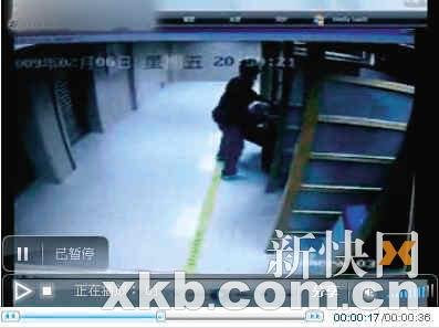 年轻男子取款机前用砖头砸取钱者(组图)