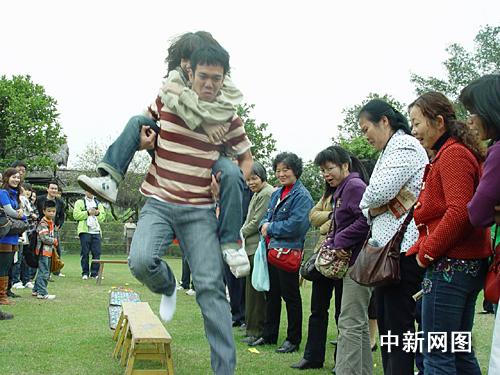 广东顺德举行背老婆障碍挑战赛