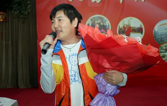 孙楠携女儿三八节慰问敬老院(组图)
