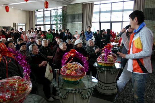 孙楠携女儿三八节慰问敬老院(组图)
