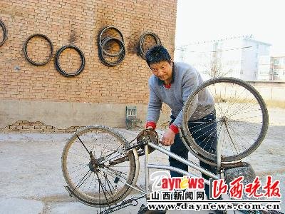 社区居民义务修车24年 身患癌症仍不歇(图)