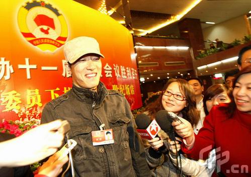 组图:刘翔抵京参加两会露笑脸对媒体挤眉弄眼