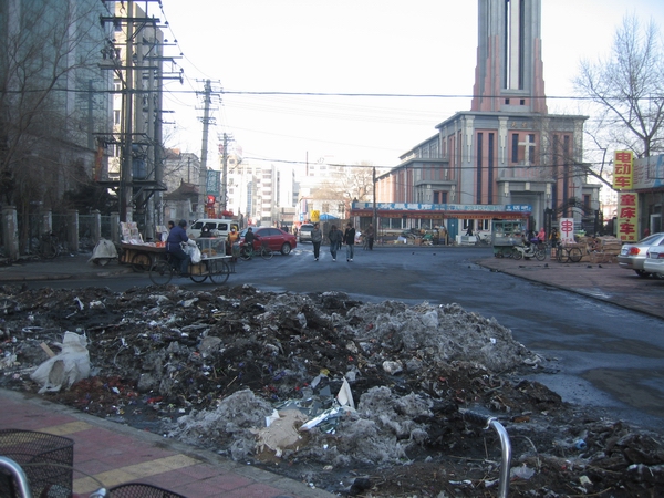 东北网齐齐哈尔3月12日讯 海山胡同北大仓酒厂附近及中段(大商新玛特