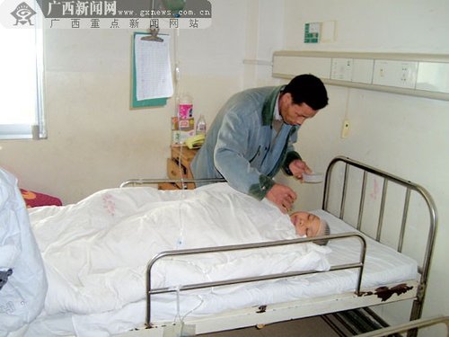 产妇脑出血无钱医治 "停尸"山上一夜"复生"