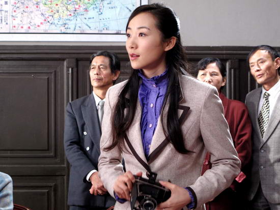韩雪《决战南京》变身记者 女间谍身份变幻莫
