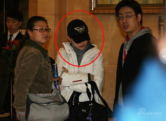 组图:董洁产后首度露面撇潘粤明与友人看话剧