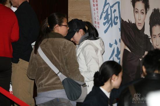 组图:董洁产后首度露面撇潘粤明与友人看话剧