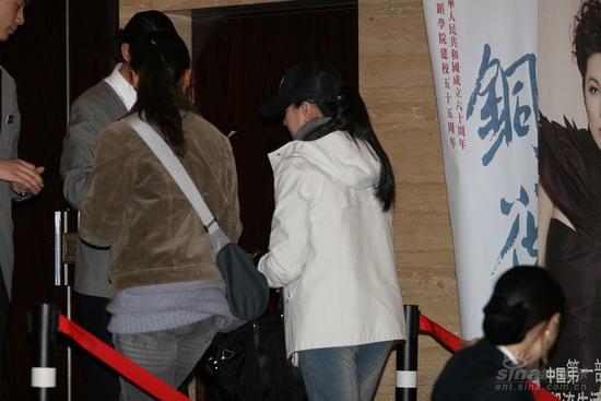 组图:董洁产后首度露面撇潘粤明与友人看话剧