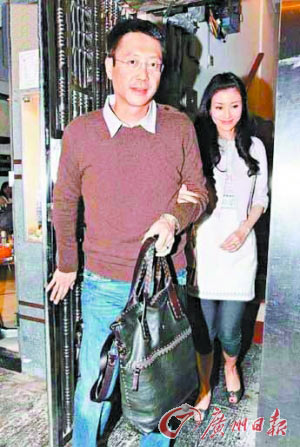 嘉亨进驻2亿爱巢结束“分居” 夫妻牵手秀恩爱
