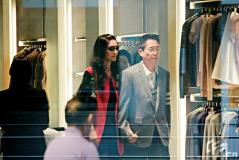 李嘉欣许晋亨购物试衣命令店员守门口(组图)