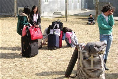 中央美院百间学生宿舍被烧毁1人受伤(组图)