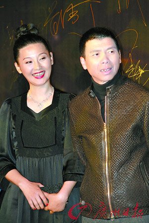 冯小刚携手徐帆恩爱赴饭局 粉碎离婚传闻(图)