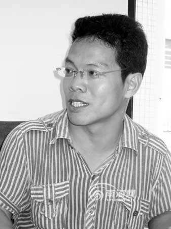 研究生7年捐款近万元助学 自己穿破洞衬衫