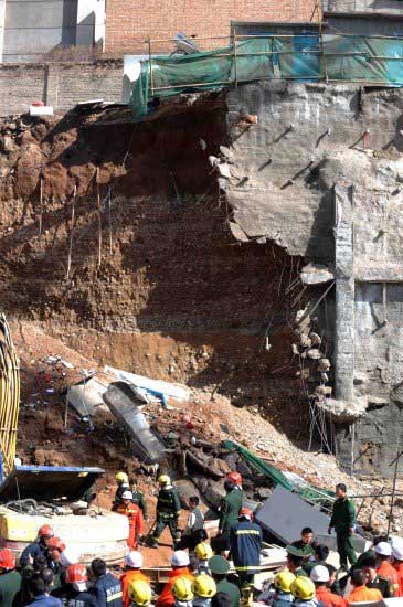 组图:西宁一工地发生坍塌事故8人遇难