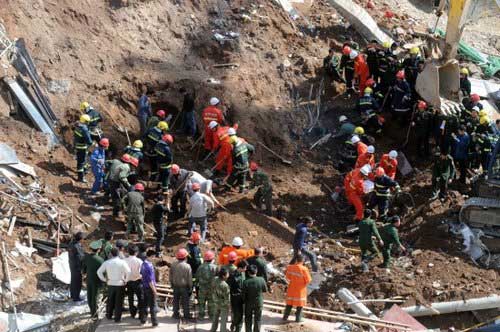 组图:西宁一工地发生坍塌事故8人遇难