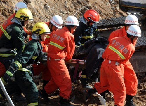 组图:西宁一工地发生坍塌事故8人遇难